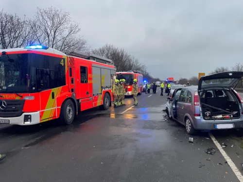 Schwerer Verkehrsunfall mit drei Verletzten auf der B 65